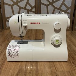 Singer Tradition 2277 • Pristine Condition