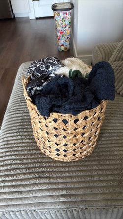 Blanket bin with 3 blankets