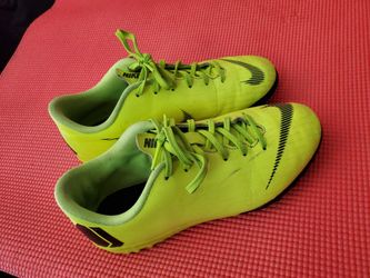 Kids indoor soccer cleats 3Y