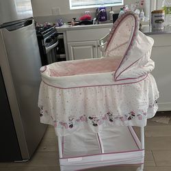 Minnie Mouse bassinet