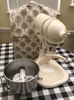 Like New kitchenAid standing mixer !