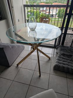 Round dining table