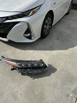 2016-2022 Prius Prime Passanger Side Head Light , Cracked But Works