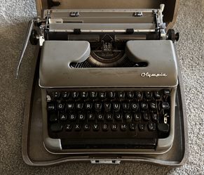vintage 1950s <> Portable Manual Typewriter <> Olympia SM3 Deluxe  <> made in Germany