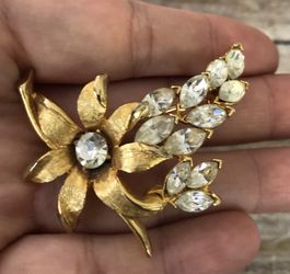 Vintage gold tone brooch with crystals