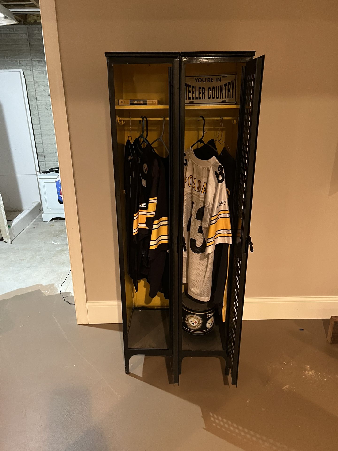 Pittsburgh Steelers Jersey’s And Locker
