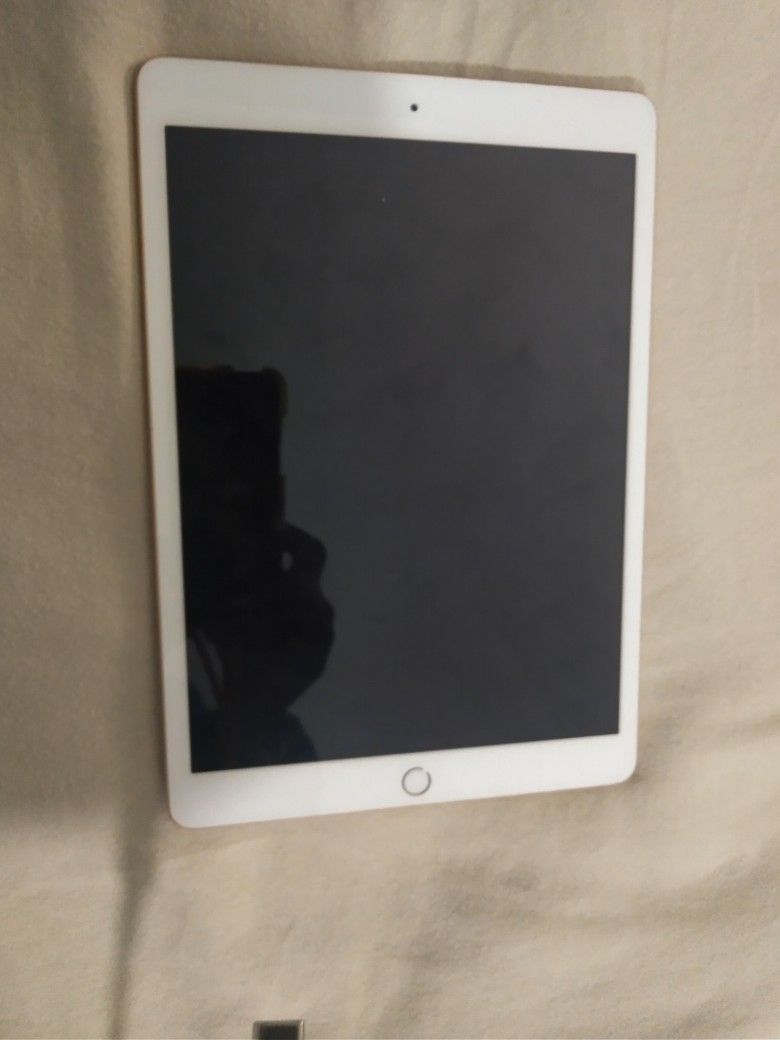 iPad A2270 8th Generarion For Parts Or Repair