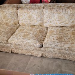 Vintage Floral Couch With Pull Out Bed