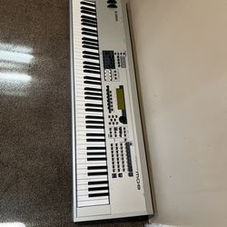 Yamaha MO8 88-keyboard