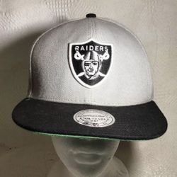 VINTAGE RAIDER MITCHELL & NESS SNAPBACK HAT 🧢 