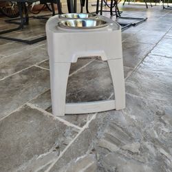 XL/L Metal Dog Bowl's With Collapsible Tall Stand. Used Like New. See Photos. Cash And Pickup Only