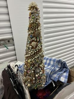 ****VINTAGE JEWELED 17’ HOLIDAY CHRISTMAS TREE ***