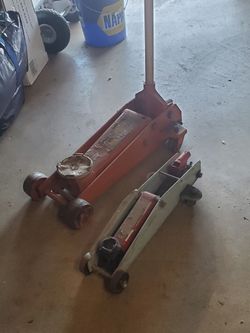 Free floor jacks, runner carpet rug and 5 gallon water jugs