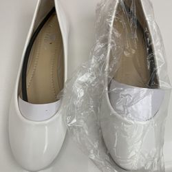 REDUCED !!!  Riverberry Women's Aria Basic Closed Round Toe Ballet White Size 6  