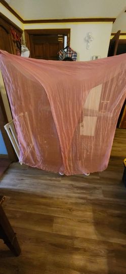 Cloth table runners in mauve pink