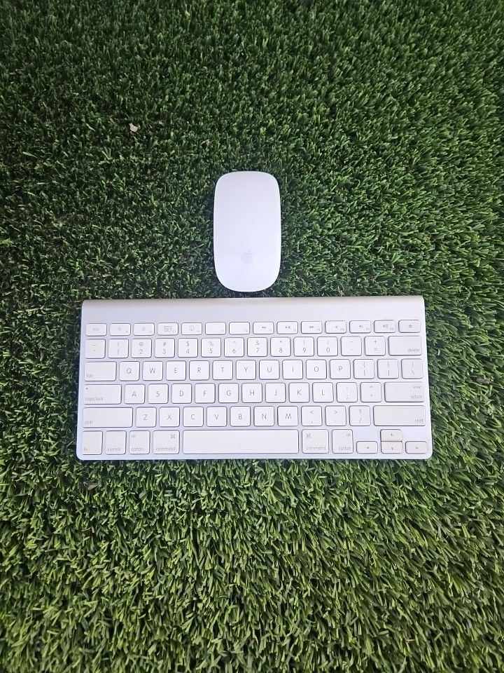 APPLE WIRELESS
KEYBOARD AND WIRELESS
MAGIC MOUSE