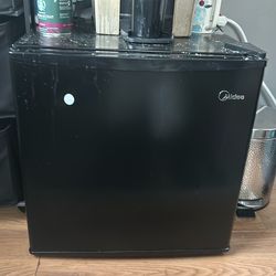 Mini refrigerator