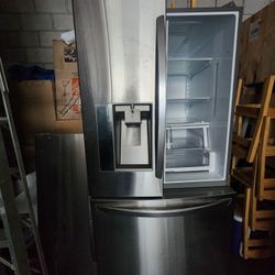 Super-Capacity 3 Door French Door RefrigeratorSuper-Capacity (31 cubic feet)
Slim SpacePlus™ Ice System
Smart Cooling System
10 Year Manufacturer's Li