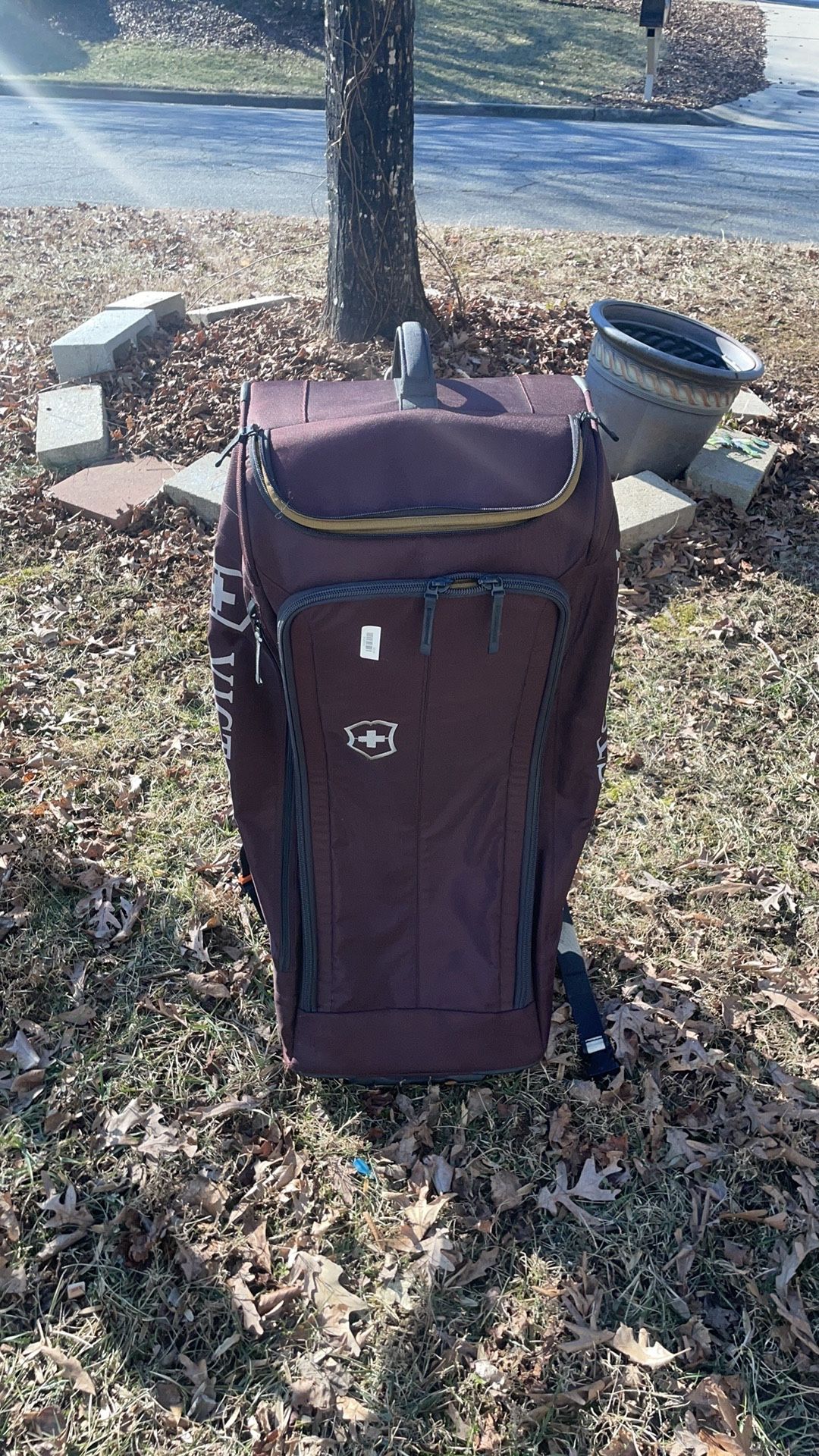 Victorinox Swiss Army Crosslight Wheeled Duffel burgundy used once.