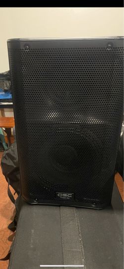 Pair QSC K10 powered speakers with protective bags