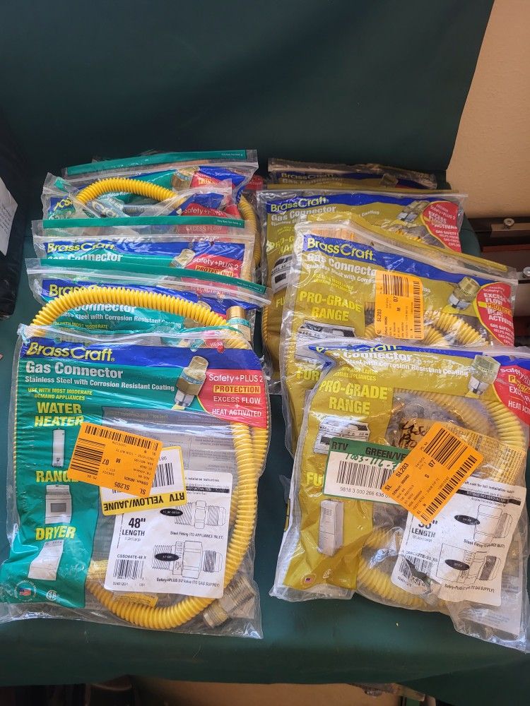 Calling all plumbers. lot of 10 various gas connector for range and water heater.