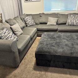 Gray sectional Sofa W/ ottoman 