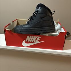 Black Nike Boots Size 6.5