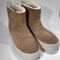 Brand New Suede Chestnut Brown UGG Lined Boots. Size 7