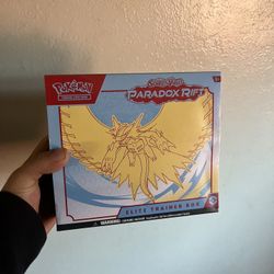 Paradox Rift Elite Trainer Box [Roaring Moon] Paradox Rift (PAR)