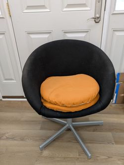 FREE: Round chair, modern, spins