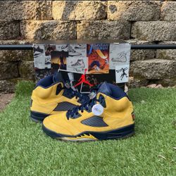 Jordan 5 Michigan Size 11.5 125$ Firm