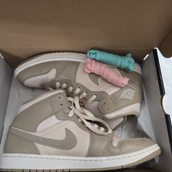 Like new cream mens nike air Jordan's size 12