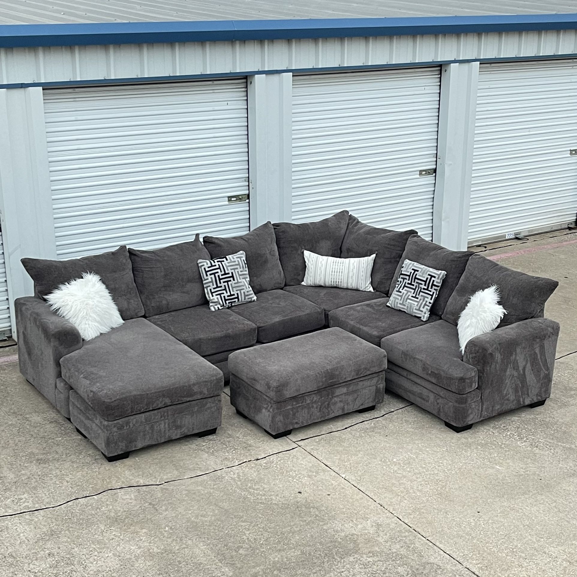 BEAUTIFUL🤩NFM DARK GRAY SECTIONAL COUCH & OTTOMAN🛋️FREE DELIVERY🚚‼️