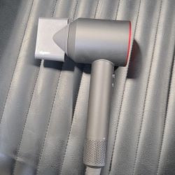 Dyson Super Sonic Blow Dryer ( 4 Attachments)