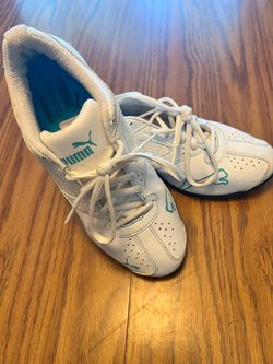Tennis shoes