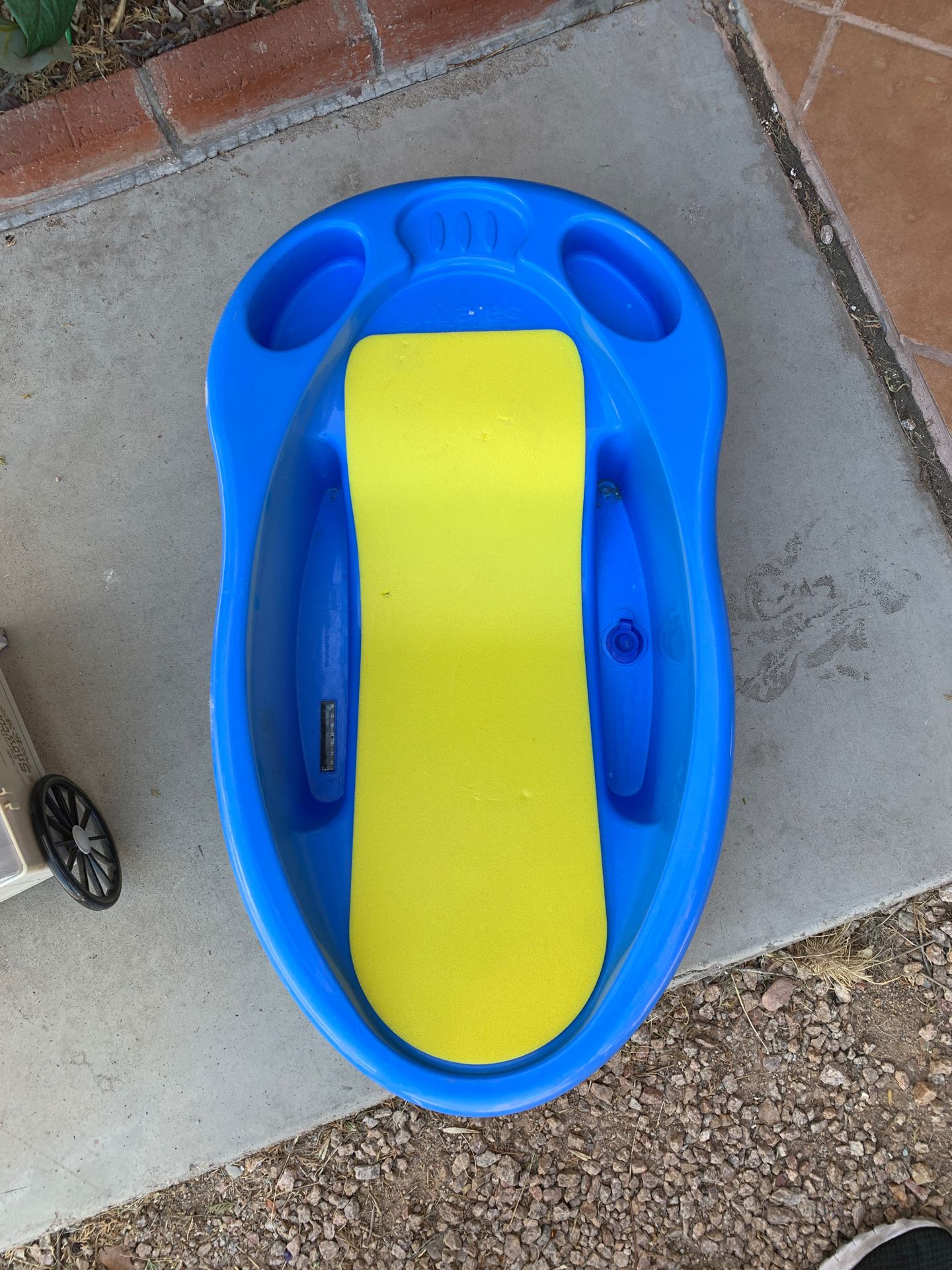 Baby bathtub $2