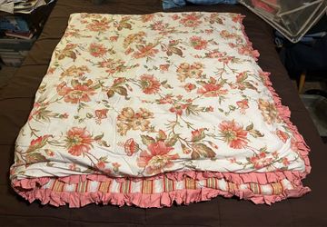 Comforter - Reversible, Very Nice Queen Size Cover. Includes: 2 Matching Pillow Cases and Its Caring Bag. Comes from a Smoke Free and Pet Free Home !!