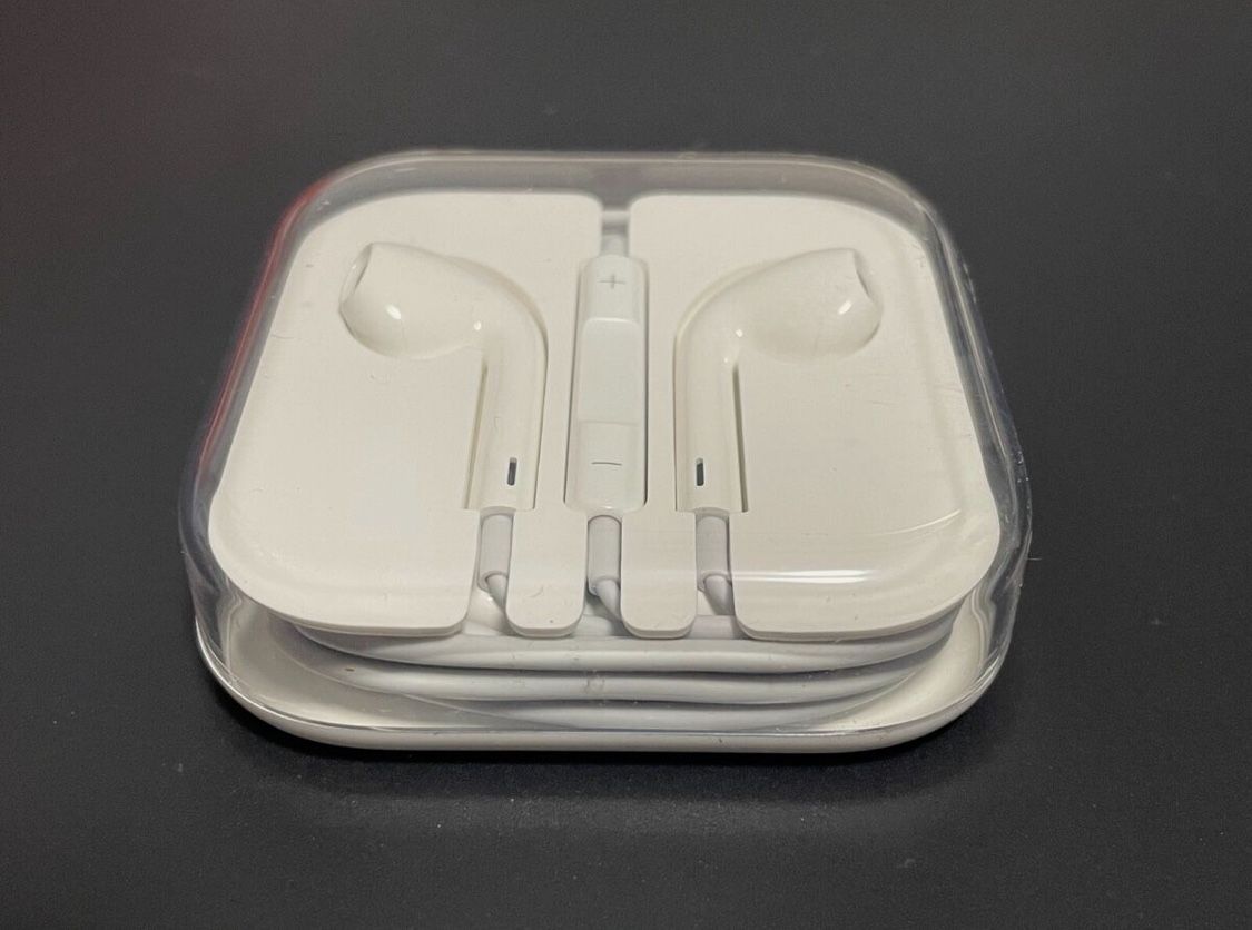 NEW Apple EarPods (3.5mm Headphone Plug).