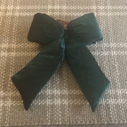 Green velvet bow