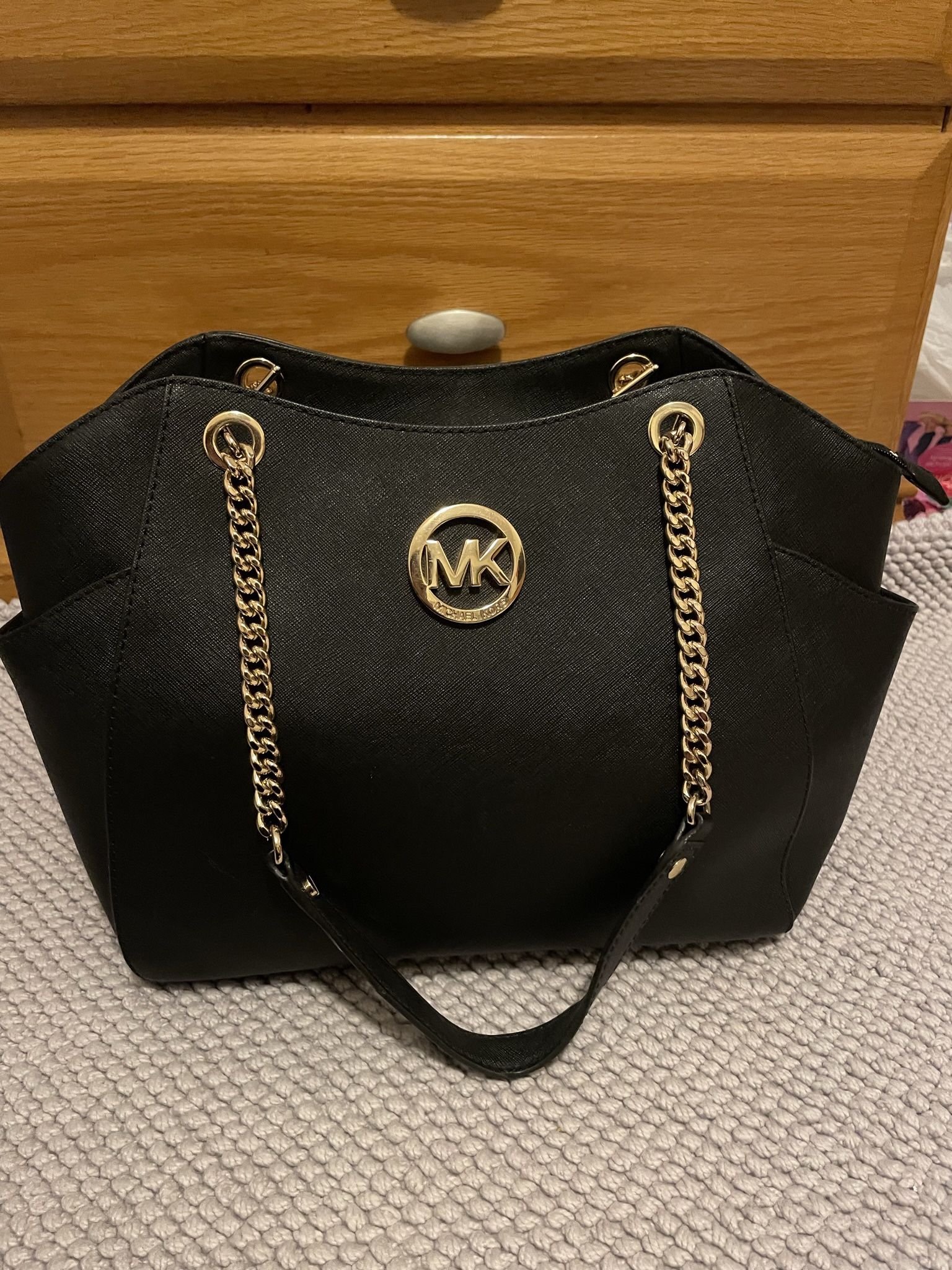 Michael Kors Pocketbook Large w/Gold Tone Chain Stock - Like New