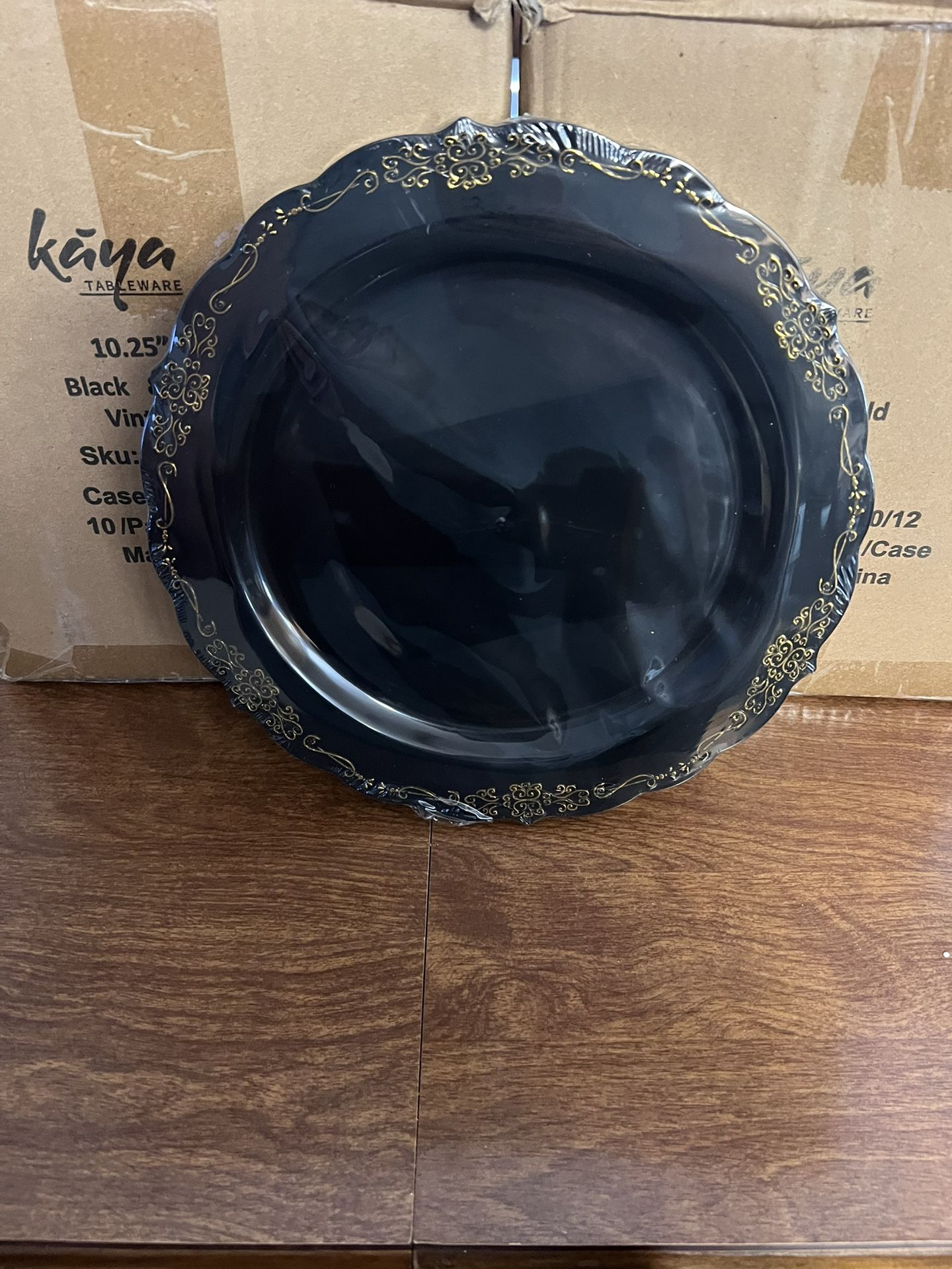 Black and Gold Plastic Dinner Plates - 240 Count (not chargers)