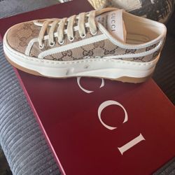 Real Authentic Gucci Women’s Shoe Size 6 36
