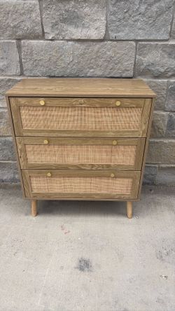 Three drawer dresser, chest of drawers