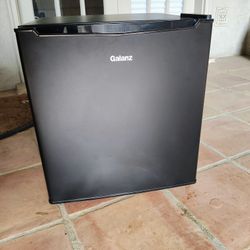 Galanz Mini fridge