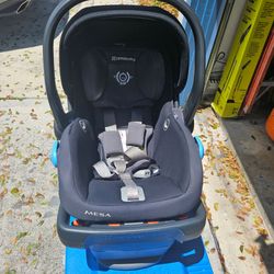 Uppababy MESA INFANT CARSEAT AND BASE