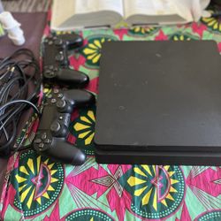 PS4  1tb W/10 Games And Two Controllers And Cords