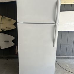 Full Functional Frigidaire White Refrigerator Top Freezer
