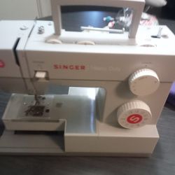 Singer Sewing Machine 4423