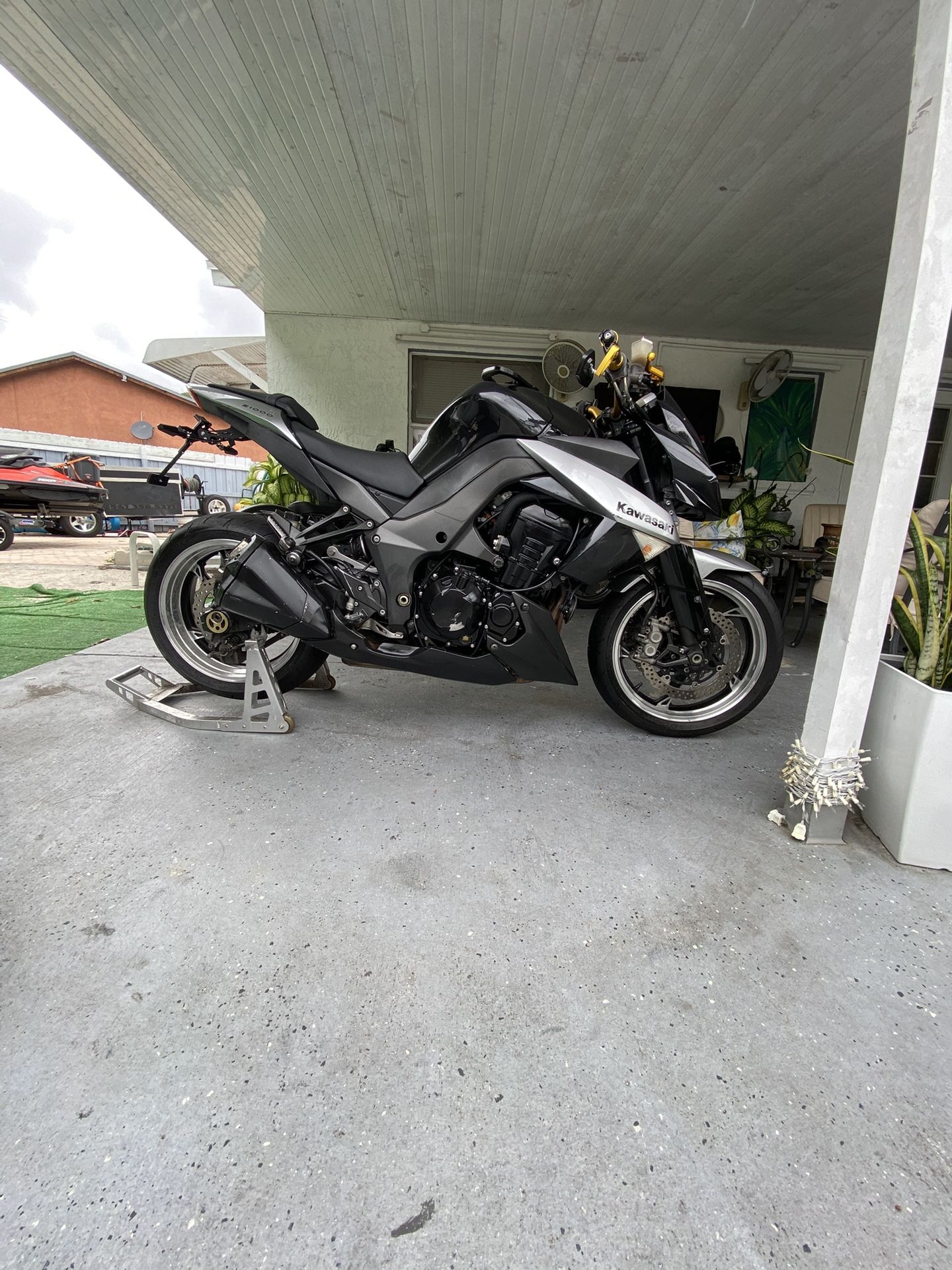 Kawasaki Z1000 $4600