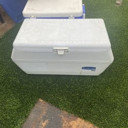 Rubbermaid 80 Quart Cooler Ice Chest XXL 3 inside Ice Packs